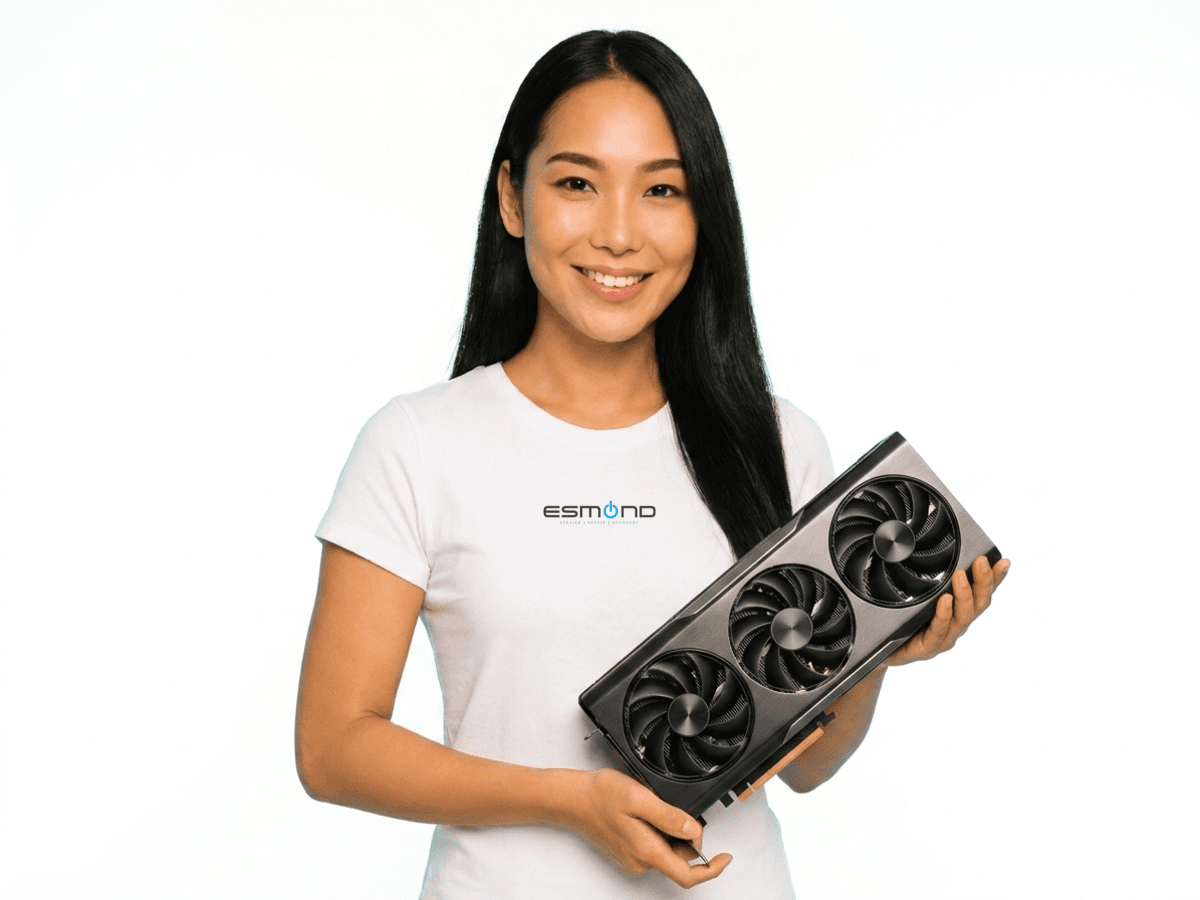 新加坡显卡维修与更换 — Esmond Service Centre 技术员手持台式机显卡
