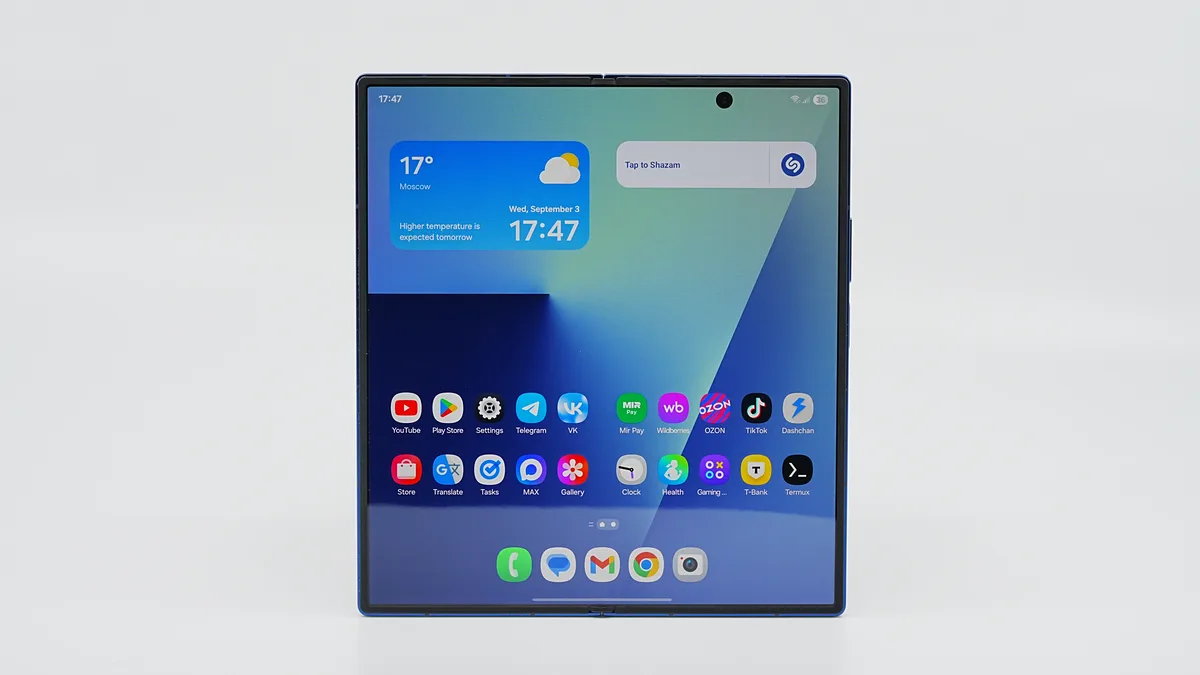 Telefon lipat gaya buku dibuka rata, paparan dalaman besar — Samsung Z Fold 7, bukan peranti Apple