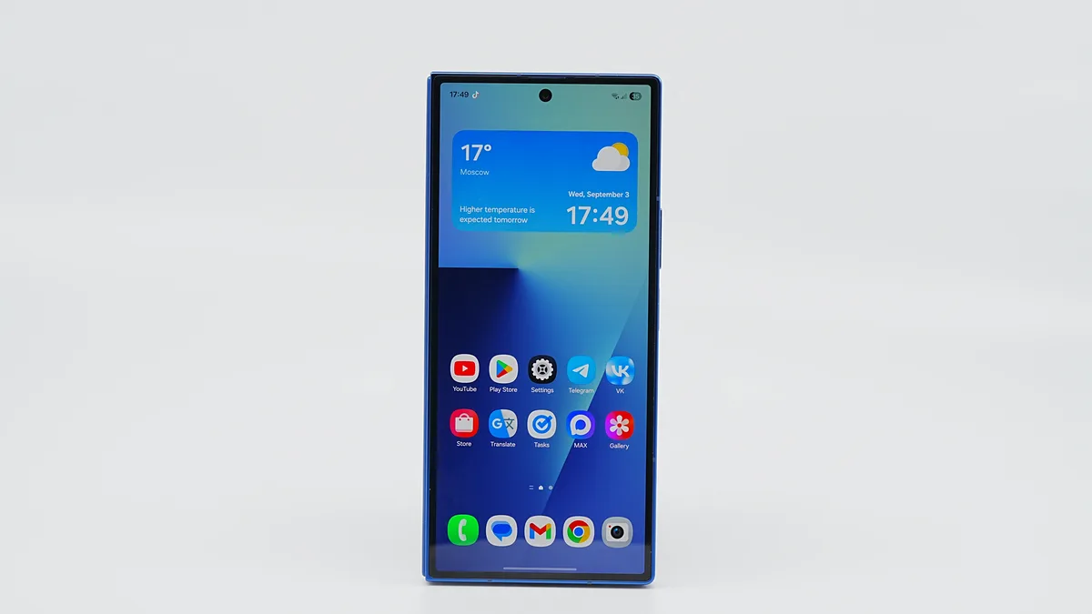 Telefon lipat sama ditutup, skrin penutup sempit dan butang sisi — bukan peranti Apple