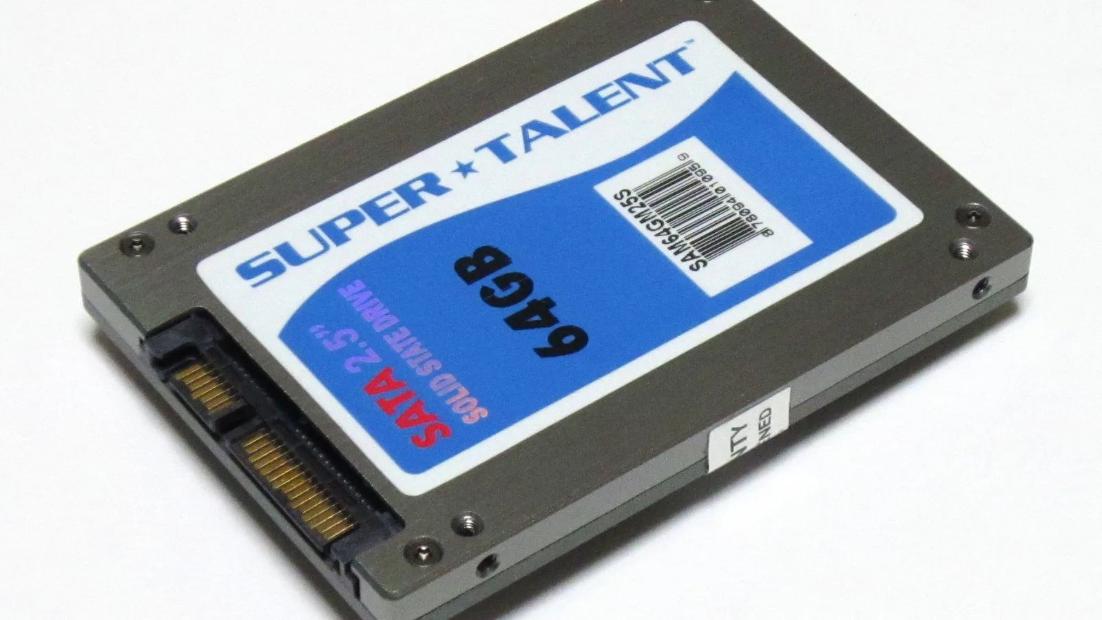 Cakera keadaan pepejal SATA 2.5 inci Super Talent dengan pin penyambung SATA emas terdedah di tepi kiri