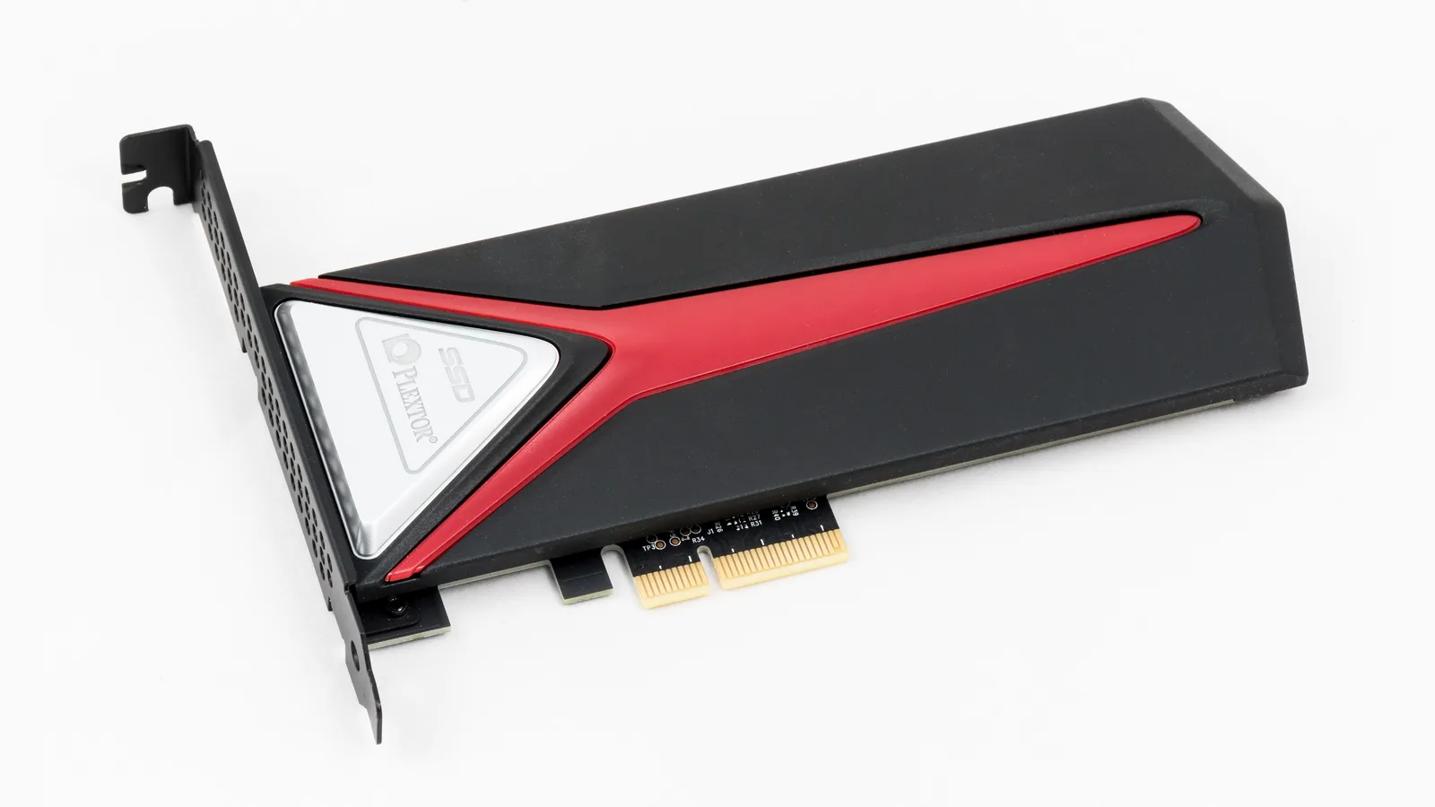 Kad pengembangan SSD Plextor berwarna hitam dan merah, dengan pendakap pemasangan logam dan sesentuh emas, di atas latar belakang putih