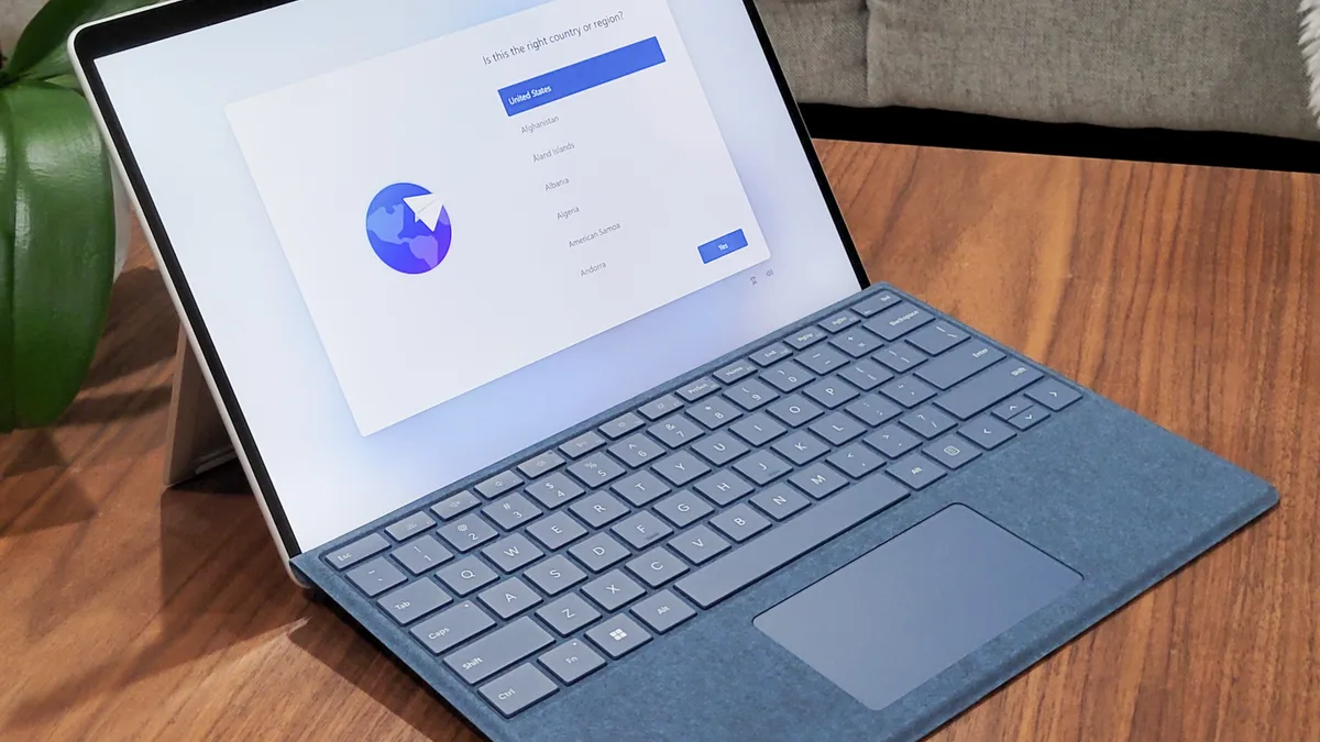 桌上打开的蓝宝石色 Microsoft Surface Pro 9,已连接 Type Cover 键盘