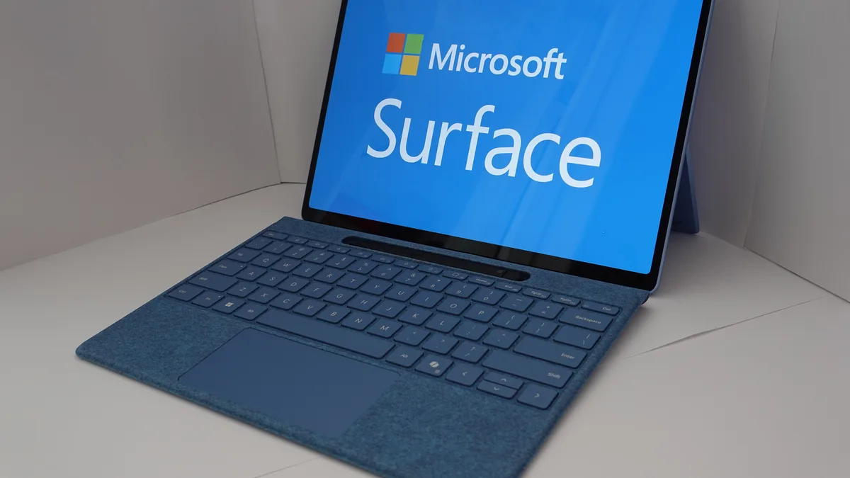 支架撑起并连接 Type Cover 的 Microsoft Surface Pro 平板电脑