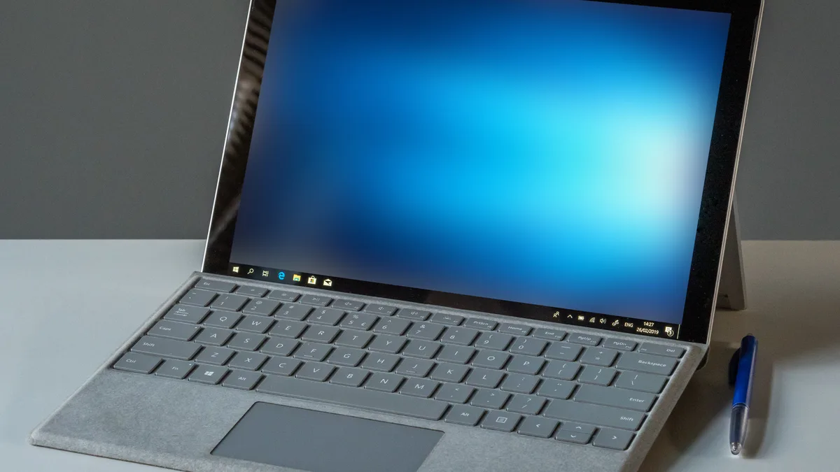 配备 Signature Type Cover 键盘的 Microsoft Surface Pro 平板电脑
