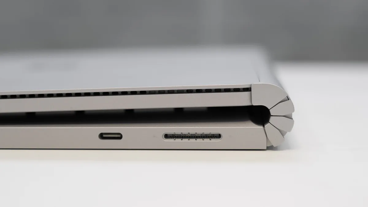 合盖的 Microsoft Surface Book 2 转轴侧边,可见 USB-C 与 Surface Connect 接口