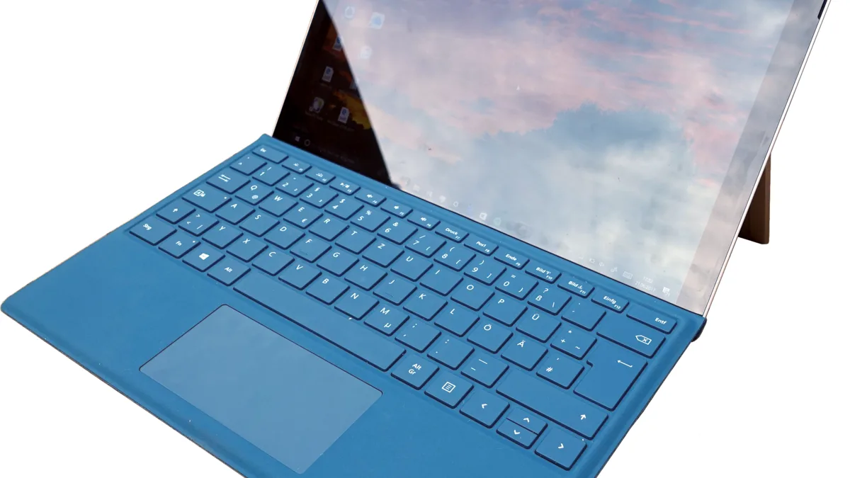 支架撑起的 Microsoft Surface Pro 4,配蓝色 Type Cover 键盘