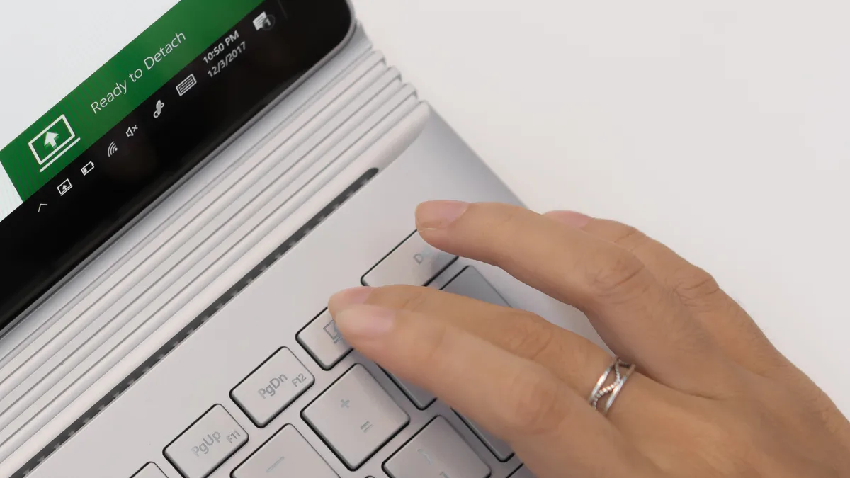 Microsoft Surface Book 2 键盘上的分离键,用于释放屏幕