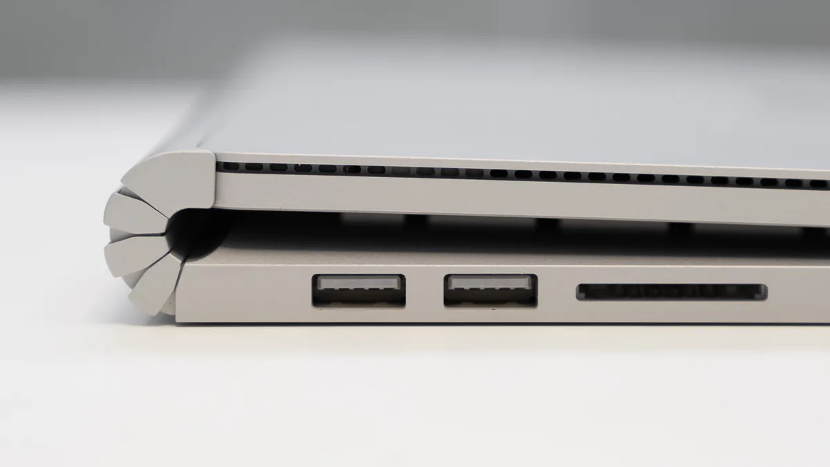 Microsoft Surface Book 2 的接口侧边,可见两个 USB 接口和一个 SD 卡槽