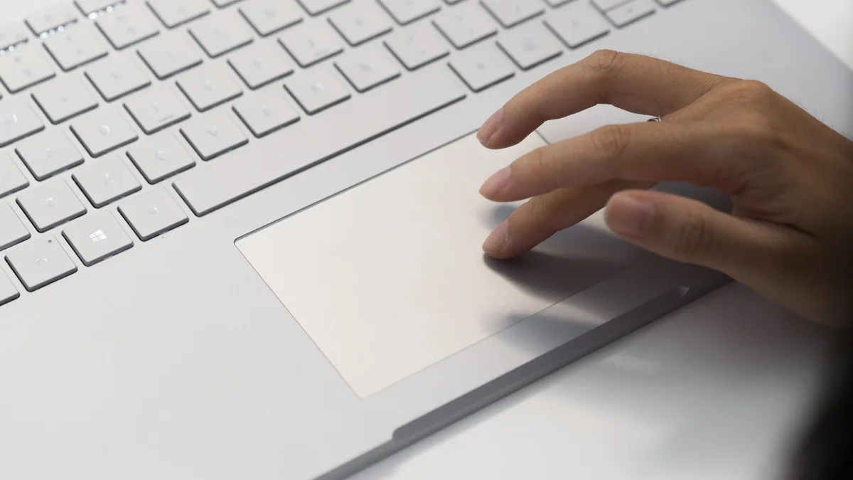 Microsoft Surface Book 2 键盘与触控板特写