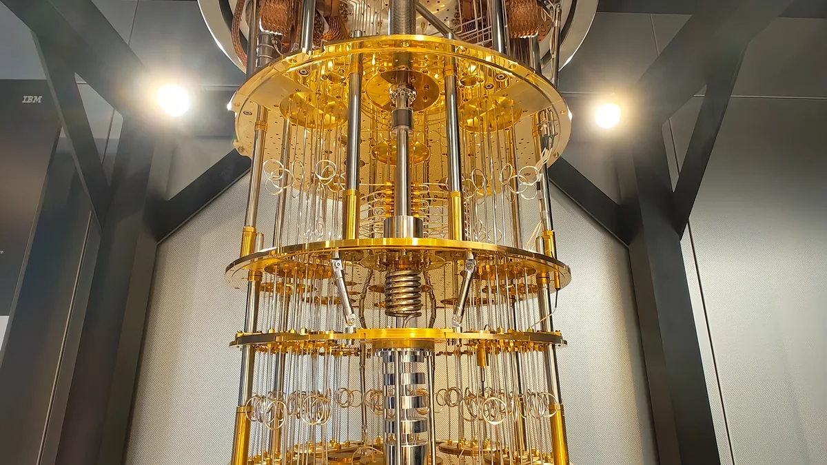 Pemasangan kriogenik bersalut emas di dalam IBM Quantum System One, tergantung dalam tingkatan cakera dan pendawaian halus