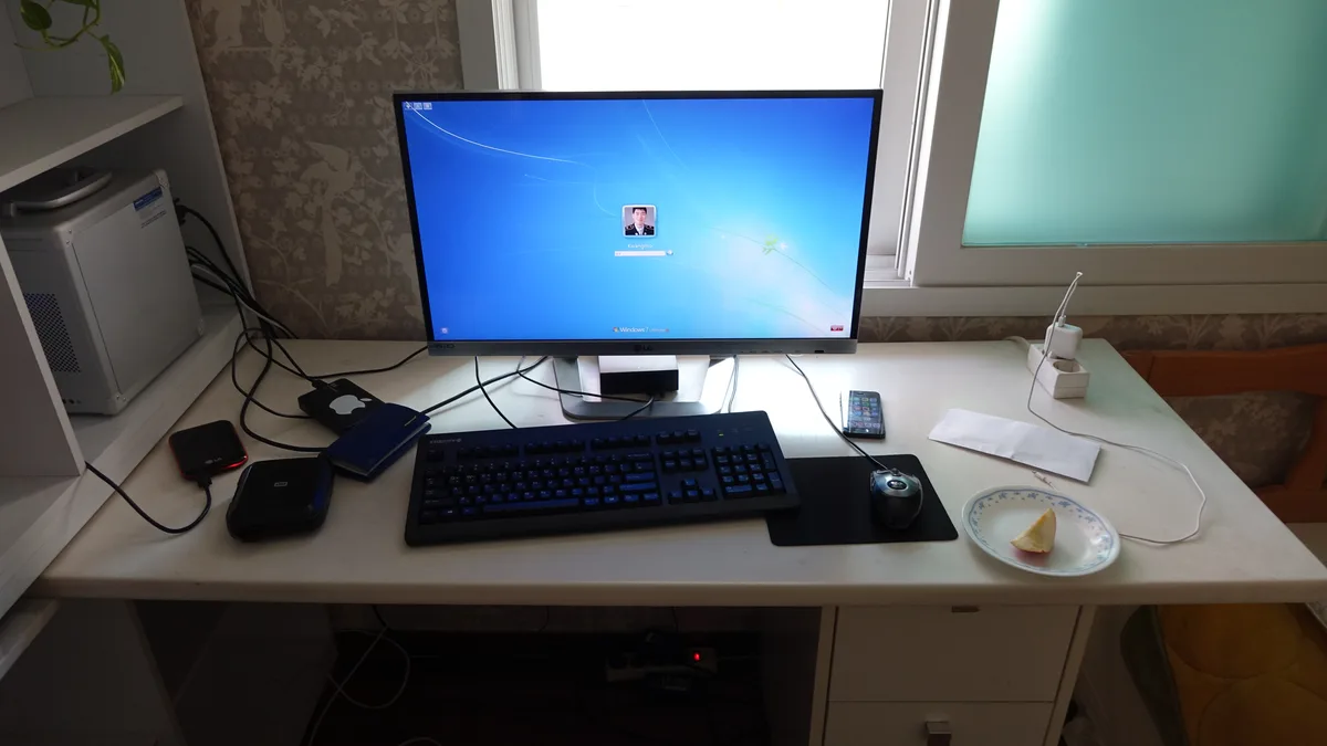 Sebuah PC desktop rumah lama yang masih digunakan setiap hari, skrinnya memaparkan log masuk Windows 7