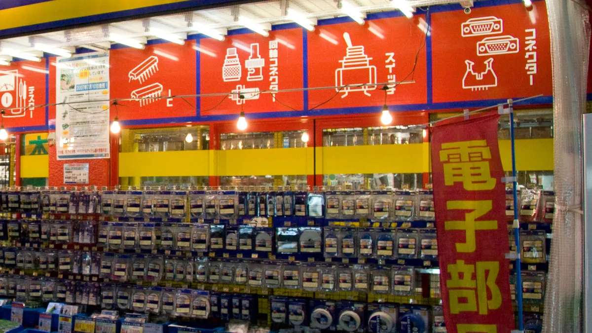 Bahagian hadapan sebuah kedai di daerah Akihabara, Tokyo, dipenuhi rak komponen elektronik berbungkus
